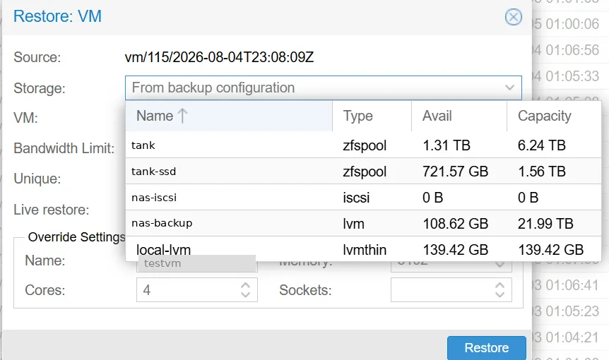Aufgeklappte Speicherauswahl im Restore-Dialog mit Namen, Typ, freiem und gesamtem Platz je Speicher